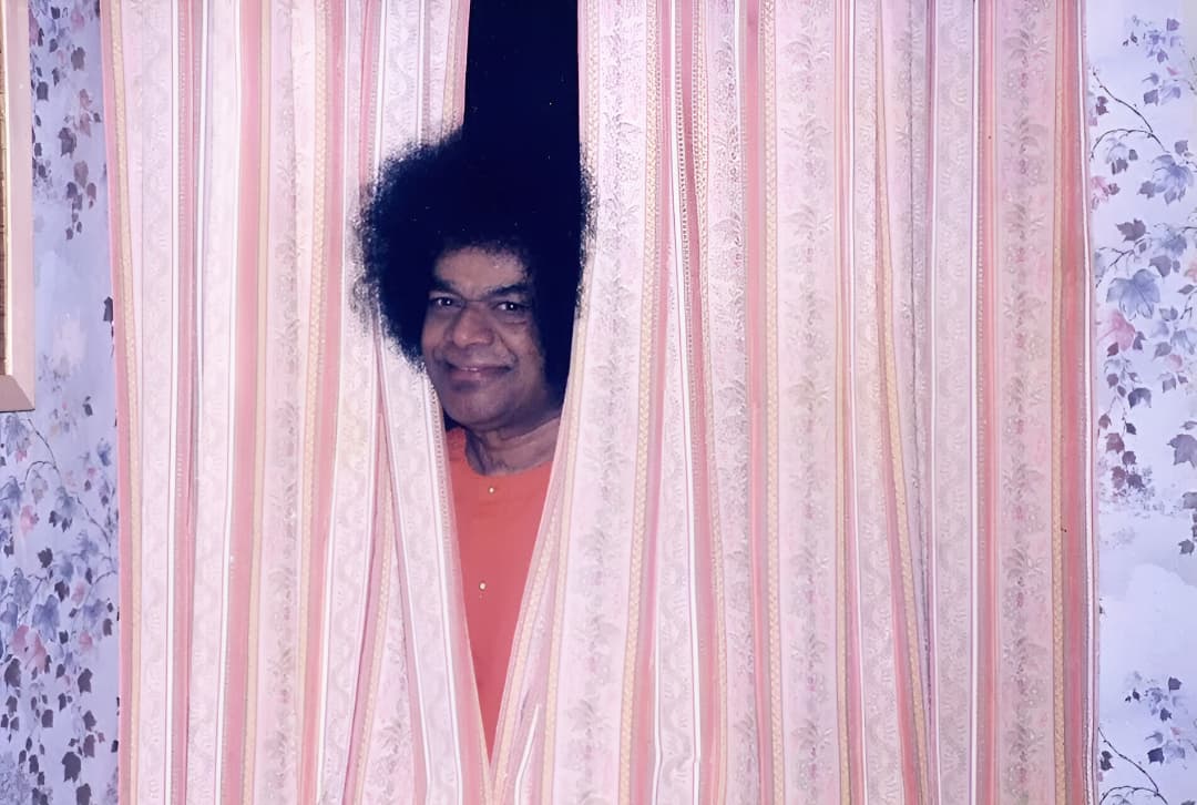 Sri Sathya Sai Baba opening the door